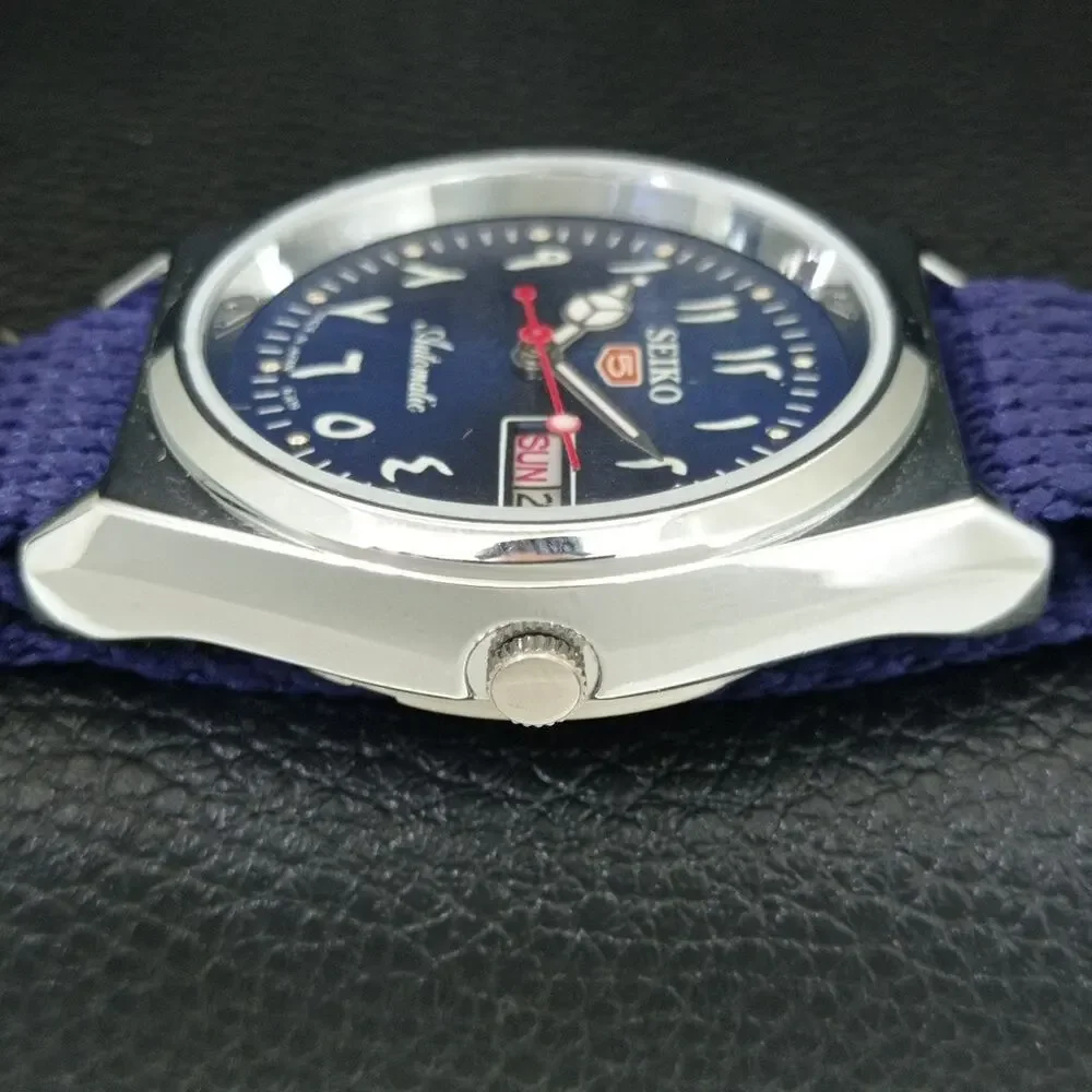 Vintage 1975 Seiko Automatic Mens Silver Watch W/daydate & Blue accents